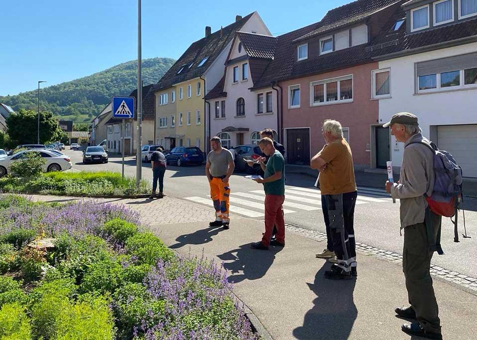 Menschen stehen vor eine Anlagefläche in der Gemeinde Deggingen