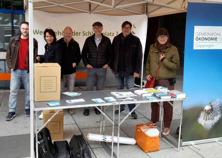 GWÖ Regionalgruppe Göppingen vor einem Infostand © Gemeinwohl-Ökonomie Regionalgruppe Göppingen