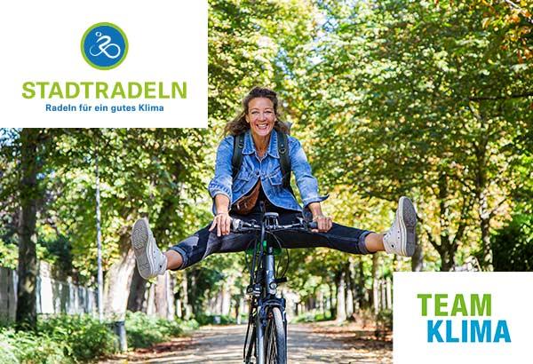 STADTRADELN und TEAM KLIMA Logo mit einer Frau, die auf einer Allee Fahrrad fährt und die Beine wegstreckt