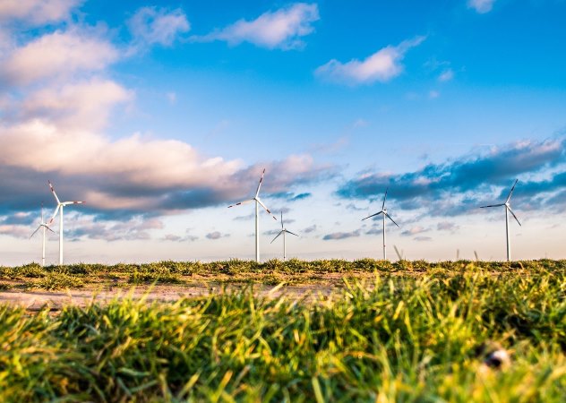 Windräder in der Landschaft