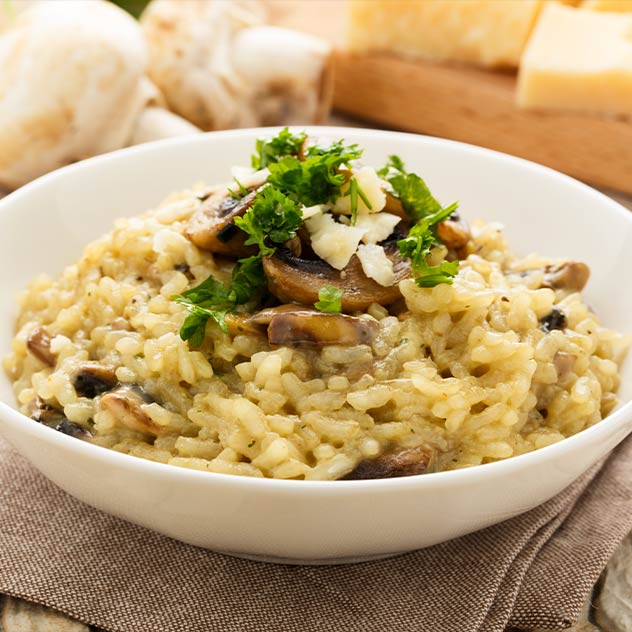 Pilzrisotto in einem Teller angerichtet – Adobestock-Martin-Rettenberger 