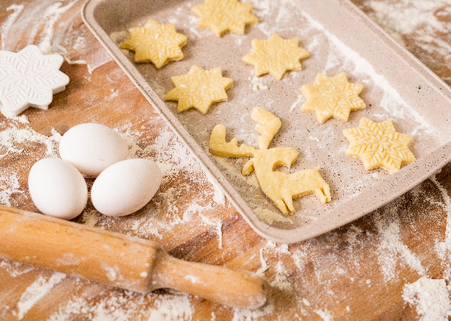 Eier, Nudelholz und Backblech mit Plätzchen – Team Klima