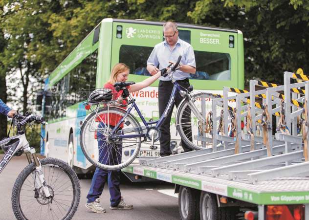 Radwanderbus: Übergabe eines Fahrrads vom Anhänger 