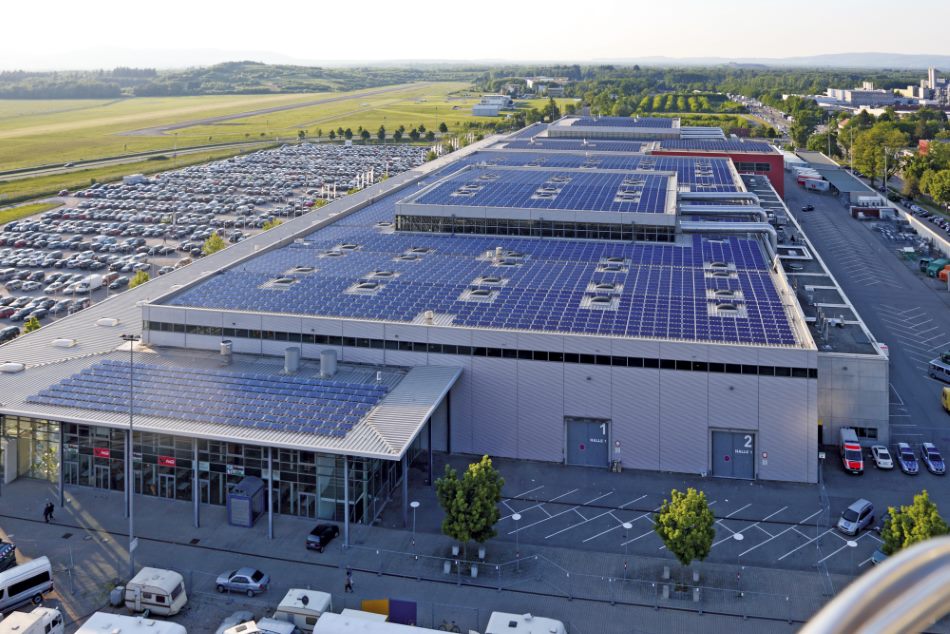 Neue Messe Freiburg mit Photovoltaik-Anlage auf dem Dach