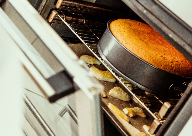 Backofen mit Kuchen und Weihnachtsplätzchen – Team Klima